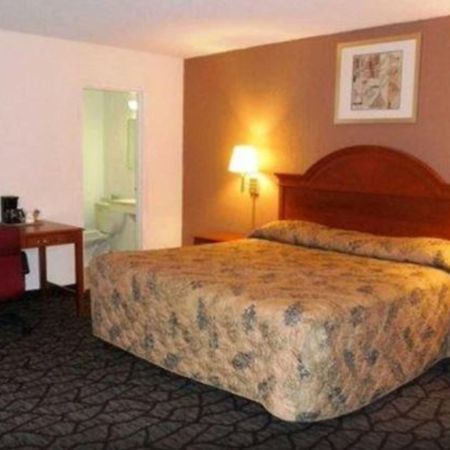 Rodeway Inn Янгстаун Экстерьер фото
