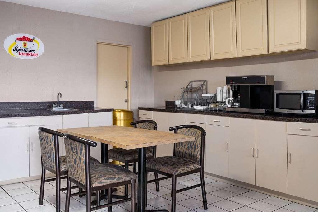 Rodeway Inn Янгстаун Удобства фото